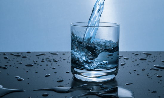 Quelle est la différence entre l’eau minérale et l’eau du robinet ? Quelle est l’importance des minéraux pour le corps et dans le processus d’hydratation ?