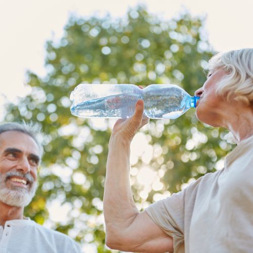 Déshydratation chez les personnes âgées : Comment prévenir la déshydratation chez le sénior ?